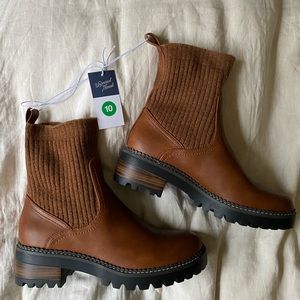 BRAND NEW DAPHNE BOOTS